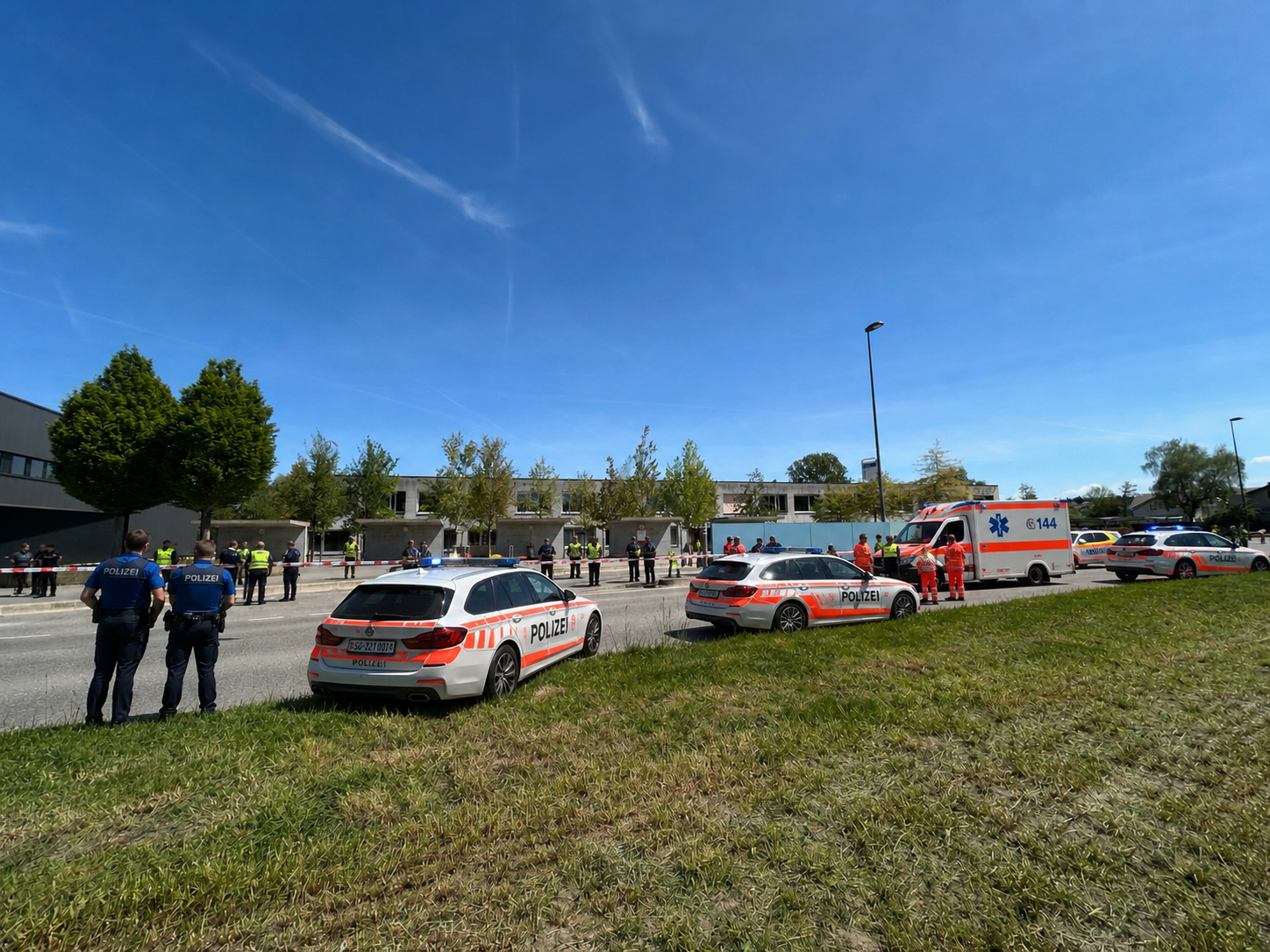 Polizei und Rettungskräfte vor einem Schulgebäude